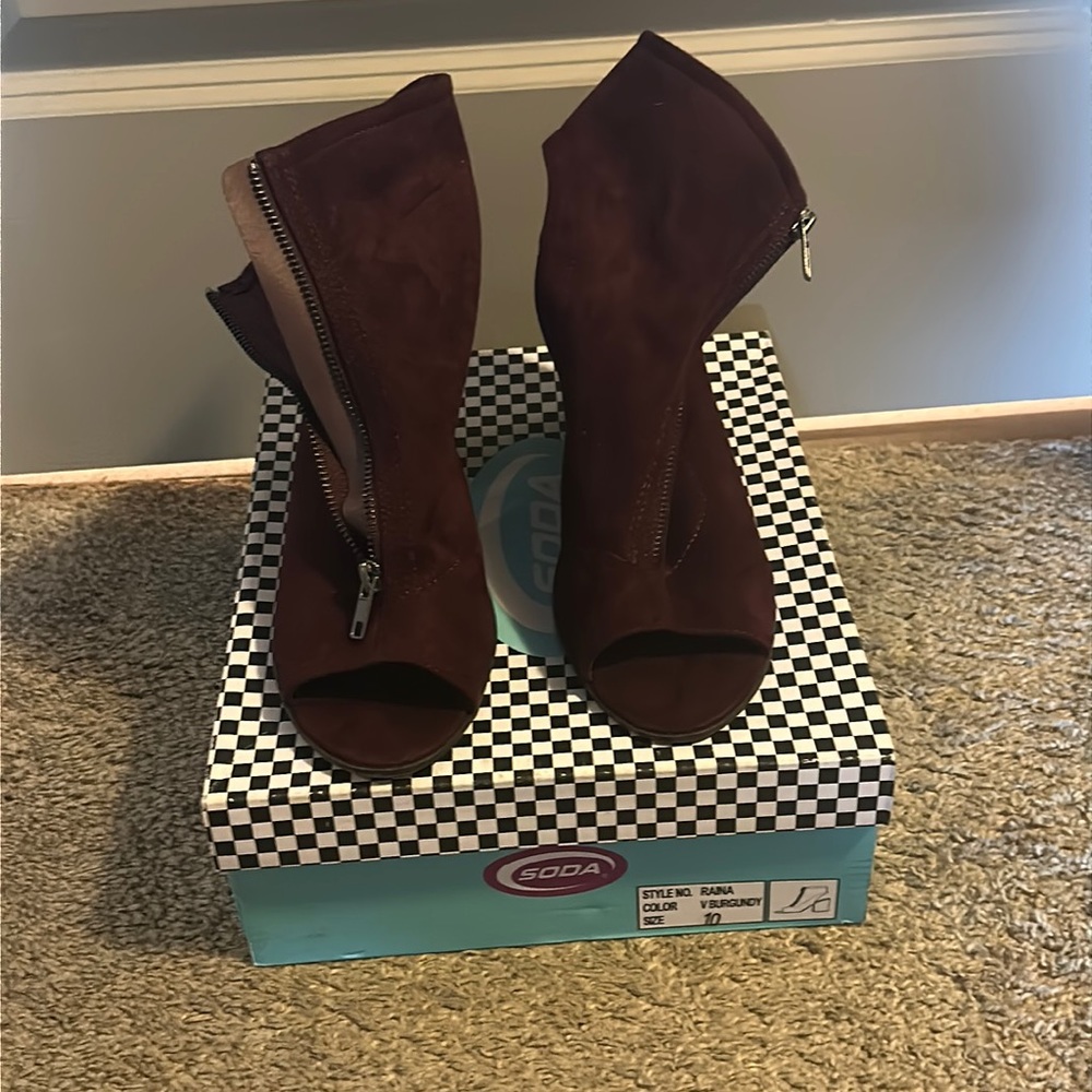 Women Burgundy heels